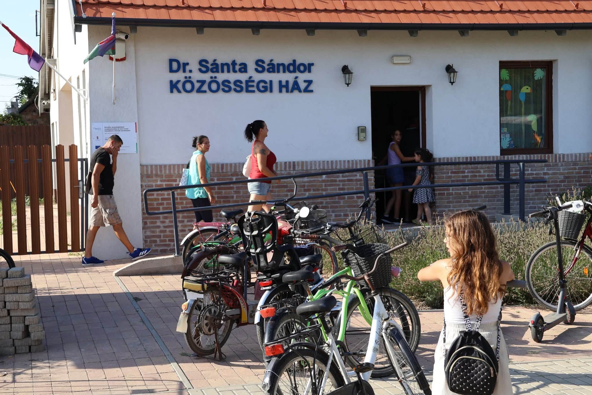 Makó: Segítség az iskolakezdéshez a Honvéd városrészben