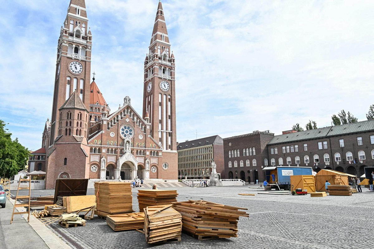 Már épül a 14. Bor tér Szegeden – öt napon át várják a borok szerelmeseit a Dóm téren