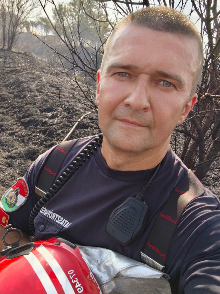 Nem habozott a vásárhelyi százados: porral oltóval fékezte meg a lángokat a szegedi parkolóban