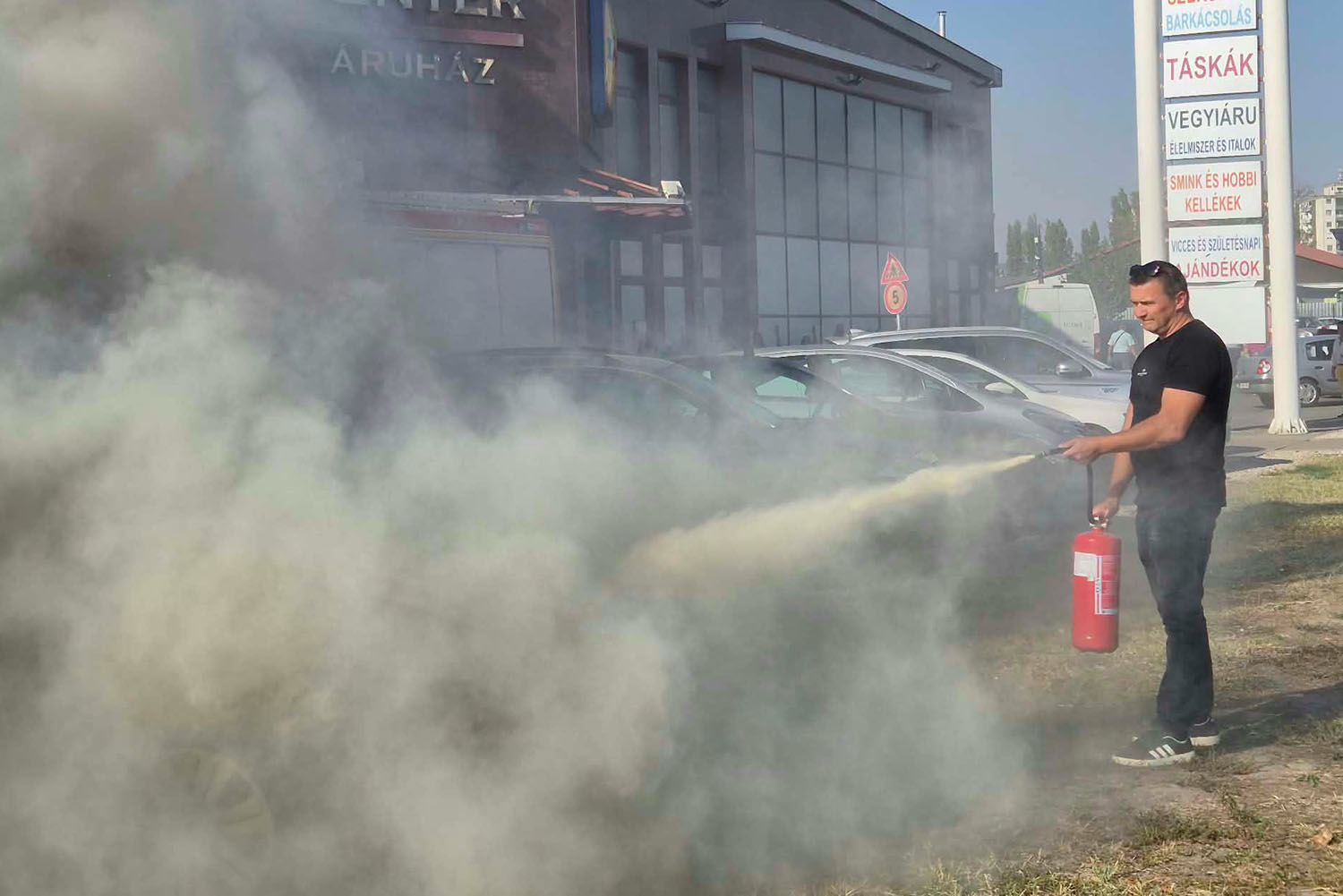 Nem habozott a vásárhelyi százados: porral oltóval fékezte meg a lángokat a szegedi parkolóban
