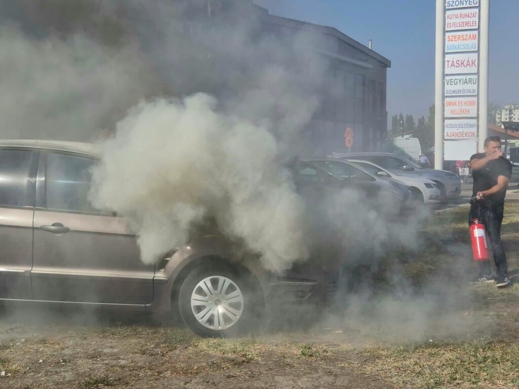 Nem habozott a vásárhelyi százados: porral oltóval fékezte meg a lángokat a szegedi parkolóban
