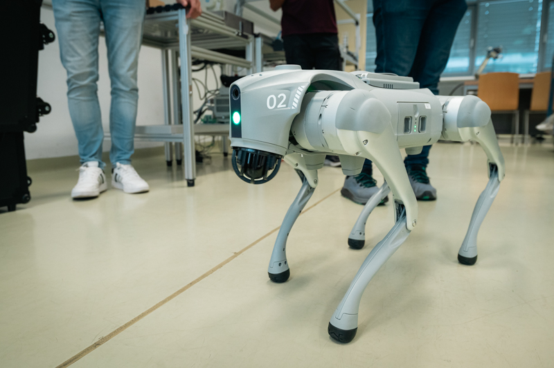 Humanoid robot és robotkutya érkezett a Szegedi Tudományegyetem Mérnöki Karára