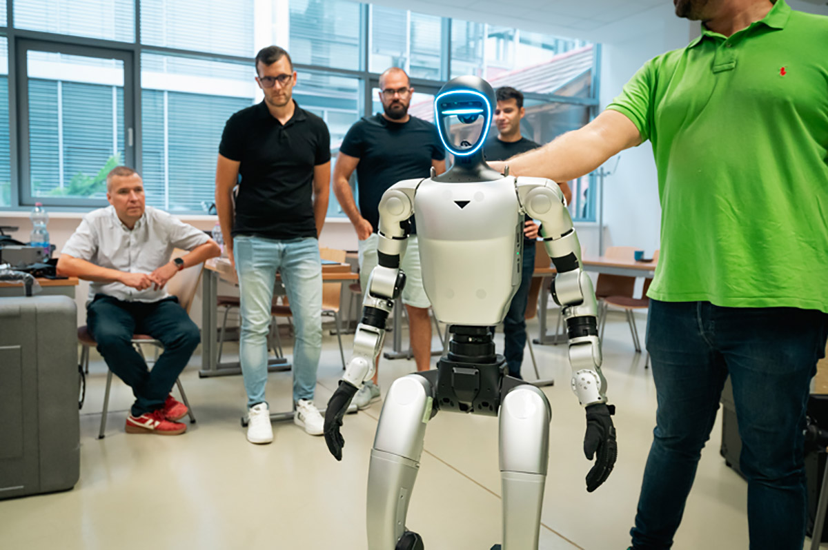 Humanoid robot és robotkutya érkezett a Szegedi Tudományegyetem Mérnöki Karára